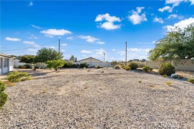 18680 Siskiyou Road, Apple Valley Ca 92307 | Detached 46