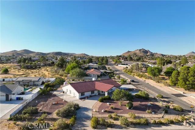 18680 Siskiyou Road, Apple Valley Ca 92307 | Detached 52