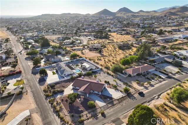 18680 Siskiyou Road, Apple Valley Ca 92307 | Detached 61