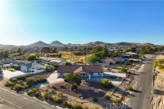 18680 Siskiyou Road, Apple Valley Ca 92307 | Detached 53