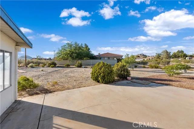 18680 Siskiyou Road, Apple Valley Ca 92307 | Detached 47