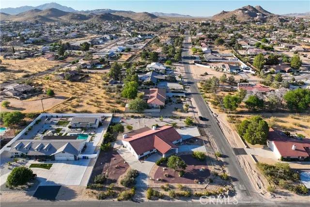 18680 Siskiyou Road, Apple Valley Ca 92307 | Detached 59