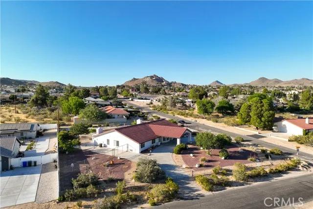 18680 Siskiyou Road, Apple Valley Ca 92307 | Detached 51