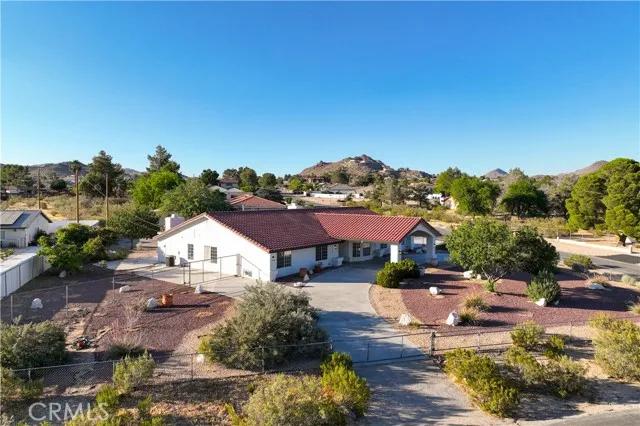 18680 Siskiyou Road, Apple Valley Ca 92307 | Detached 62