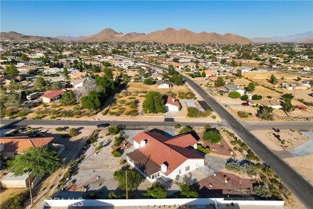 18680 Siskiyou Road, Apple Valley Ca 92307 | Detached 57