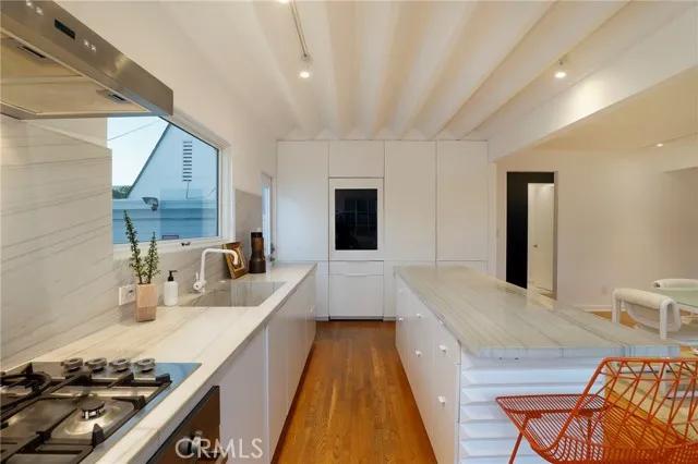 6820 Clinton Street, Los Angeles Ca 90036 | Detached 22