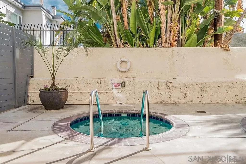 8400 De Longpre Ave # 215, West Hollywood Ca 90069 | All Other Attached 39