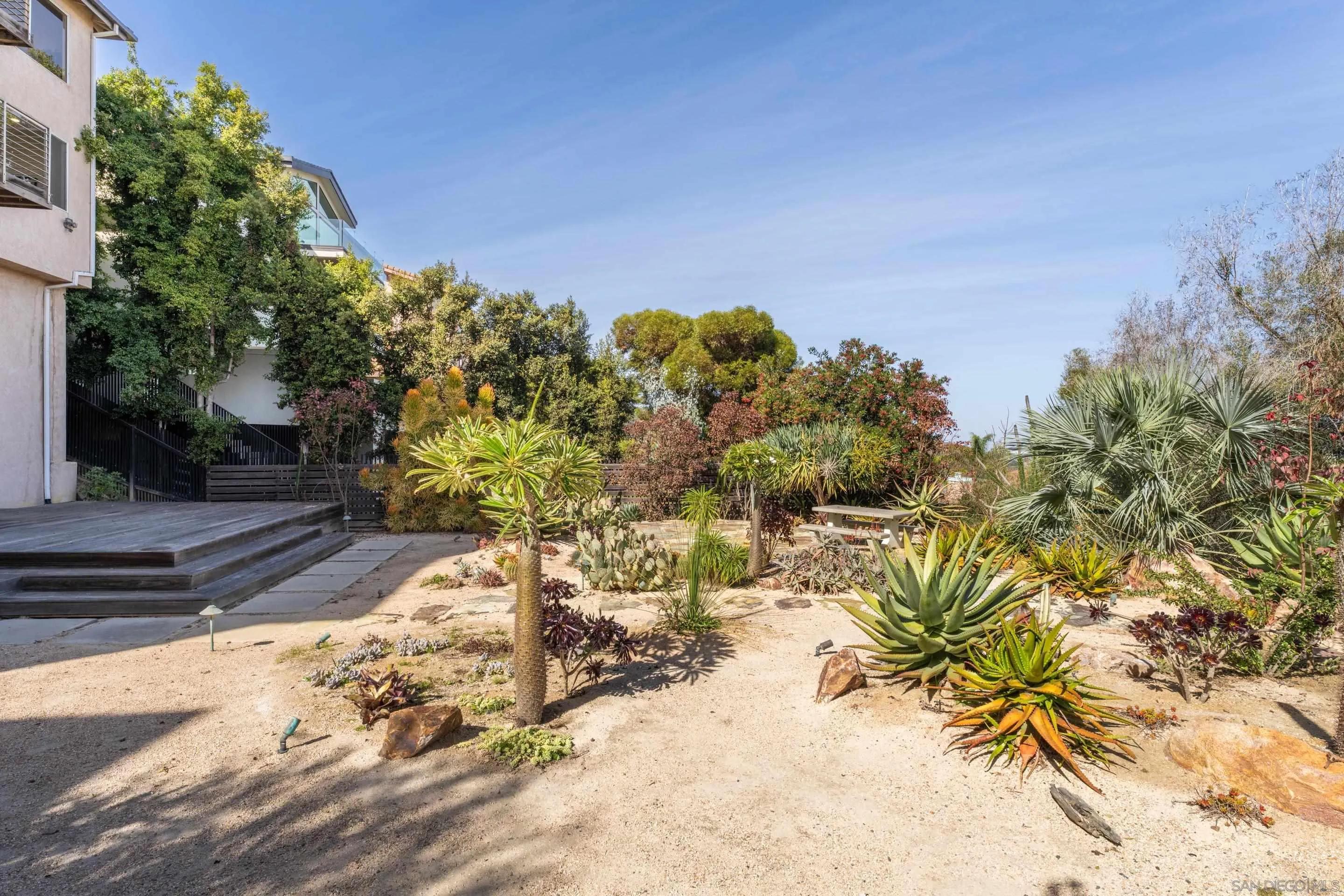 5665 Soledad Mountain Rd, La Jolla Ca 92037 | Detached 42