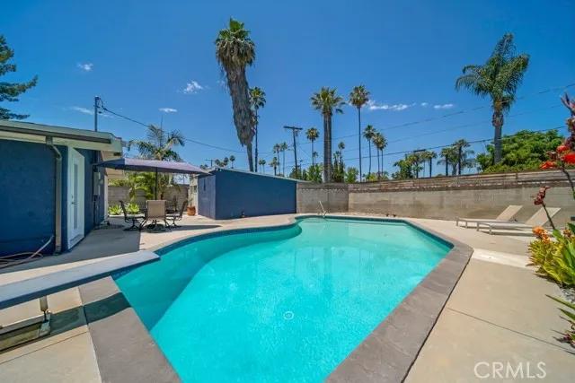 19739 Victory Boulevard, Woodland Hills Ca 91367 | Detached 22