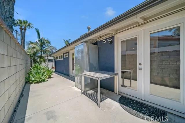 19739 Victory Boulevard, Woodland Hills Ca 91367 | Detached 25