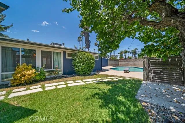 19739 Victory Boulevard, Woodland Hills Ca 91367 | Detached 21