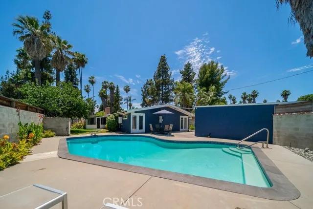 19739 Victory Boulevard, Woodland Hills Ca 91367 | Detached 23