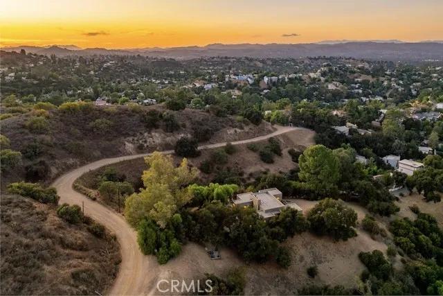 21015 Mulholland Drive, Woodland Hills Ca 91364 | Detached 40