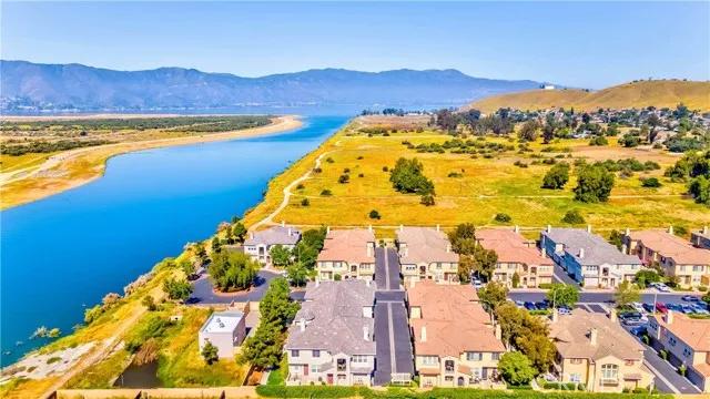 1800 E Lakeshore Drive # 1601, Lake Elsinore Ca 92530 | Townhouse 30