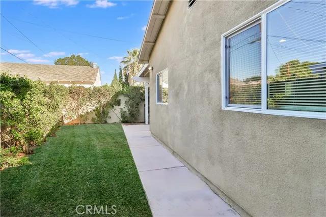 21053 Burton Street, Canoga Park Ca 91304 | Detached 34