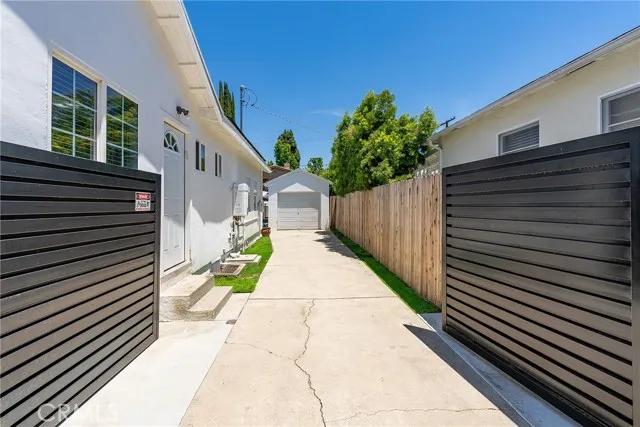 5030 Newcastle Avenue, Encino Ca 91316 | Detached 36