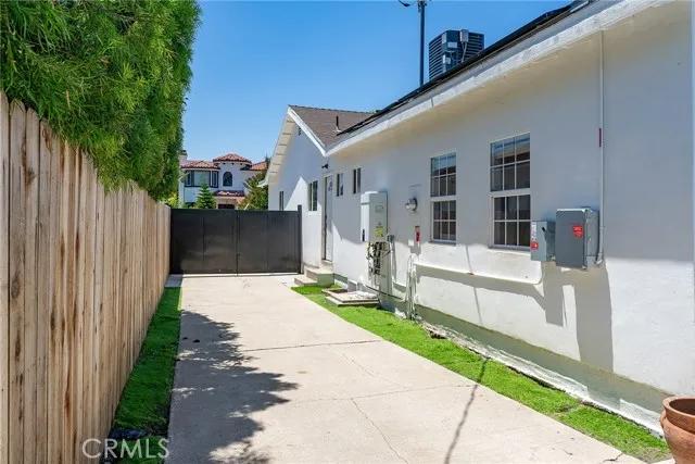 5030 Newcastle Avenue, Encino Ca 91316 | Detached 37